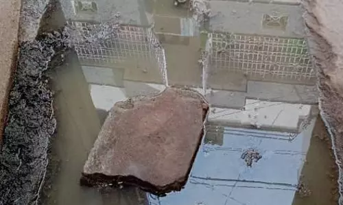 வீடுகளை சூழ்ந்த கழிவுநீர்