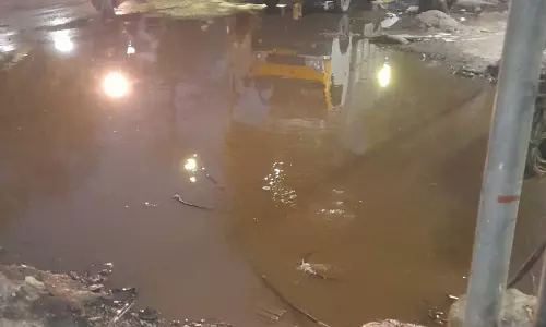 சாலையில் தேங்கிய கழிவுநீர் சாலையில் தேங்கிய கழிவுநீர்