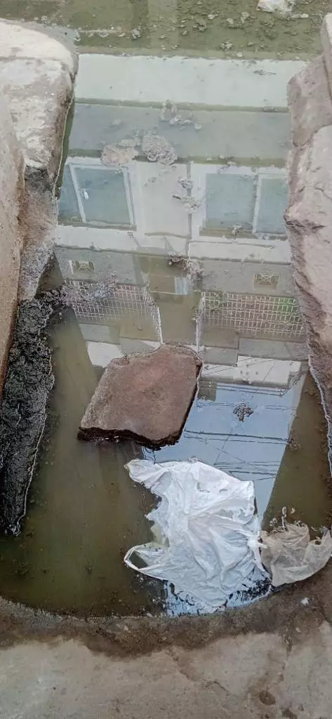 வீடுகளை சூழ்ந்த கழிவுநீர் வீடுகளை சூழ்ந்த கழிவுநீர்