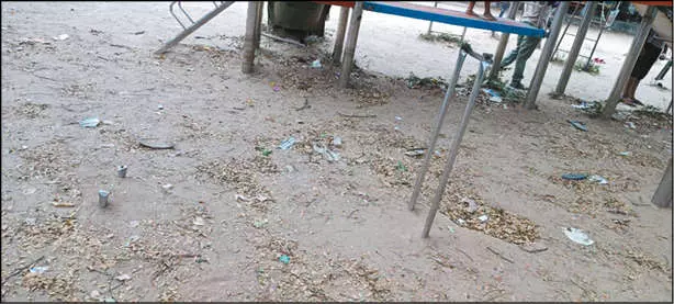 சிறுவர் பூங்காவில் உடைந்த உபகரணங்கள் சிறுவர் பூங்காவில் உடைந்த உபகரணங்கள்