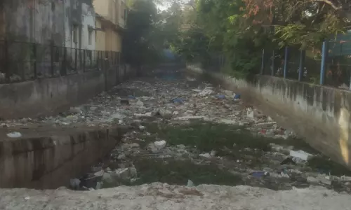 தூர்வாரப்படாத கால்வாய்