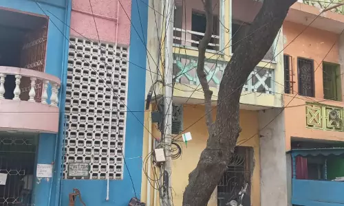 மின்விளக்கு இல்லாத மின்கம்பம்