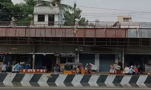 பஸ் நிறுத்தத்தில் பெயர் பலகை