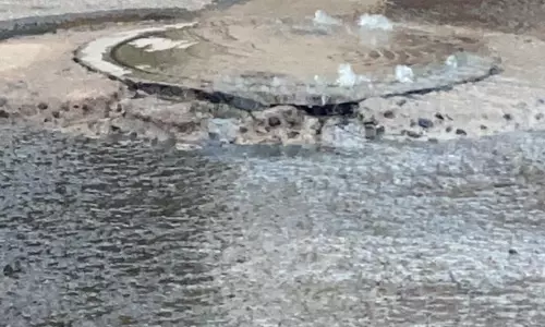 சாலையில் வழிந்தோடும் கழிவுநீர் சாலையில் வழிந்தோடும் கழிவுநீர்