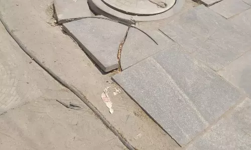 சேதமடைந்த நிலையில் நடைபாதை சேதமடைந்த நிலையில் நடைபாதை