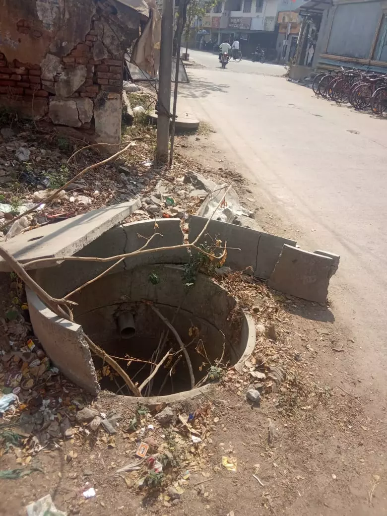 மழைநீர் சேமிப்பு தொட்டியின் மூடி சேதம் மழைநீர் சேமிப்பு தொட்டியின் மூடி சேதம்