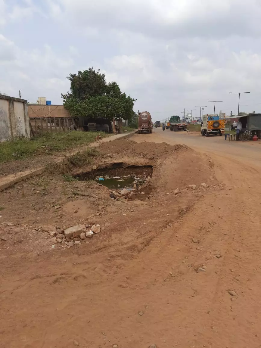 அபாயமான பள்ளத்தால் ஆபத்து அபாயமான பள்ளத்தால் ஆபத்து