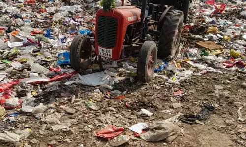 சுடுகாட்டில் கொட்டப்படும் குப்பைகள் சுடுகாட்டில் கொட்டப்படும் குப்பைகள்