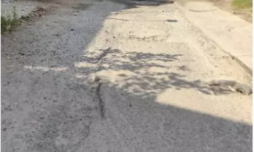 மோசமான சாலையும்... பொதுமக்கள் அவதியும்... மோசமான சாலையும்... பொதுமக்கள் அவதியும்...