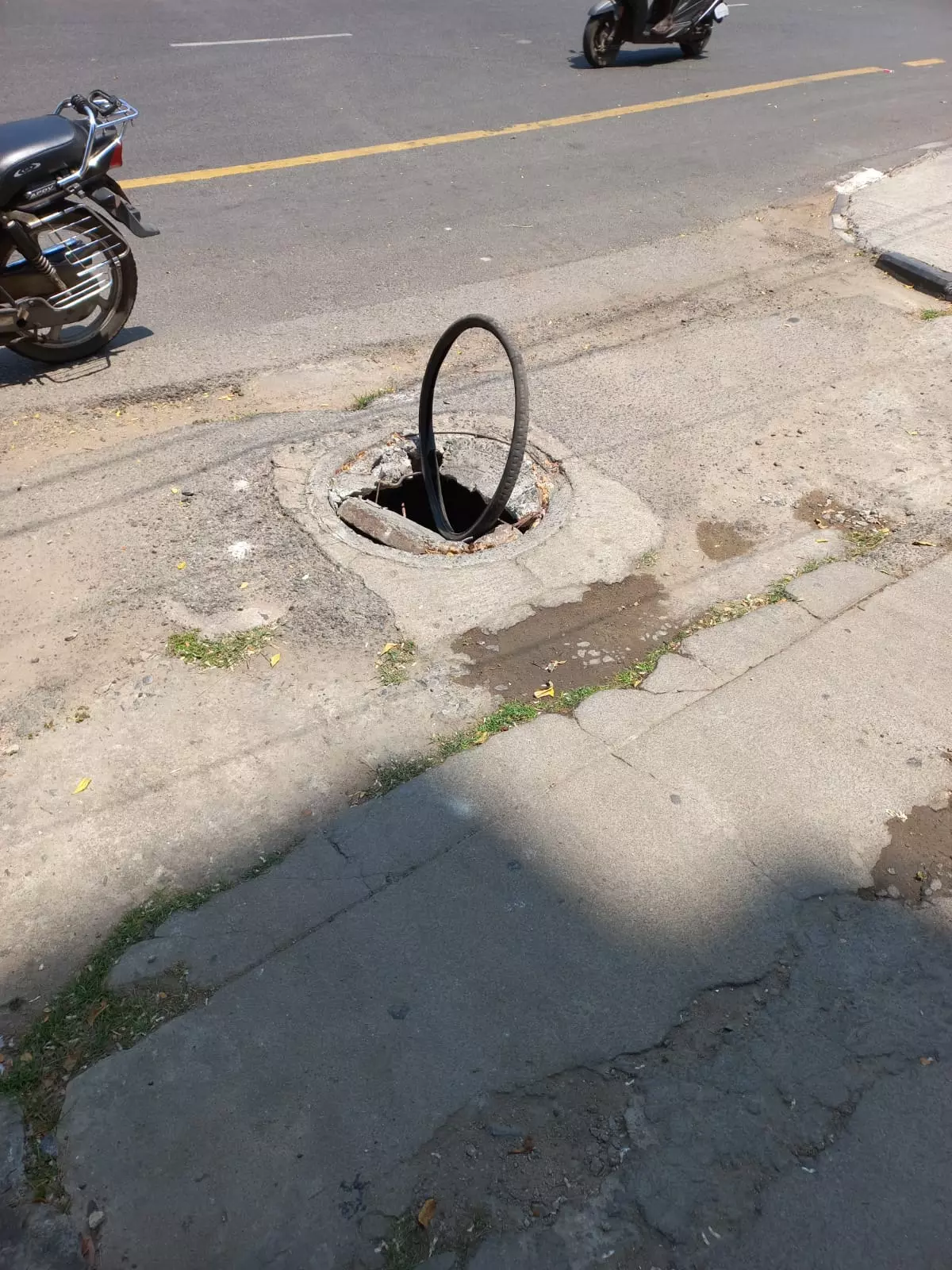 பாதாள சாக்கடை மூடி சேதம் பாதாள சாக்கடை மூடி சேதம்