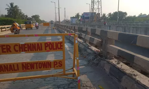 மேம்பாலம் தடுப்பு சுவரில் விரிசல் மேம்பாலம் தடுப்பு சுவரில் விரிசல்