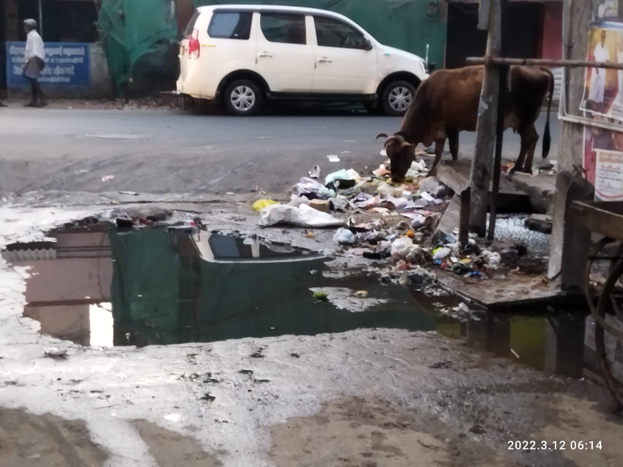 சாலையில் தேங்கிய கழிவுநீர் சாலையில் தேங்கிய கழிவுநீர்