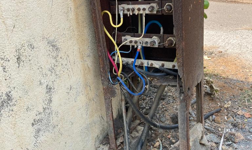 ஆபத்தான மின் இணைப்பு பெட்டி ஆபத்தான மின் இணைப்பு பெட்டி