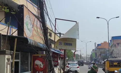 சாய்ந்த நிலையில் மின்கம்பம்