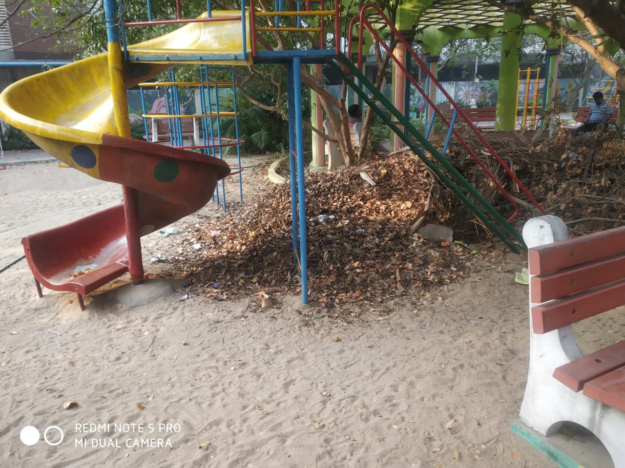 குப்பைகள் நிரம்பிய பூங்கா குப்பைகள் நிரம்பிய பூங்கா