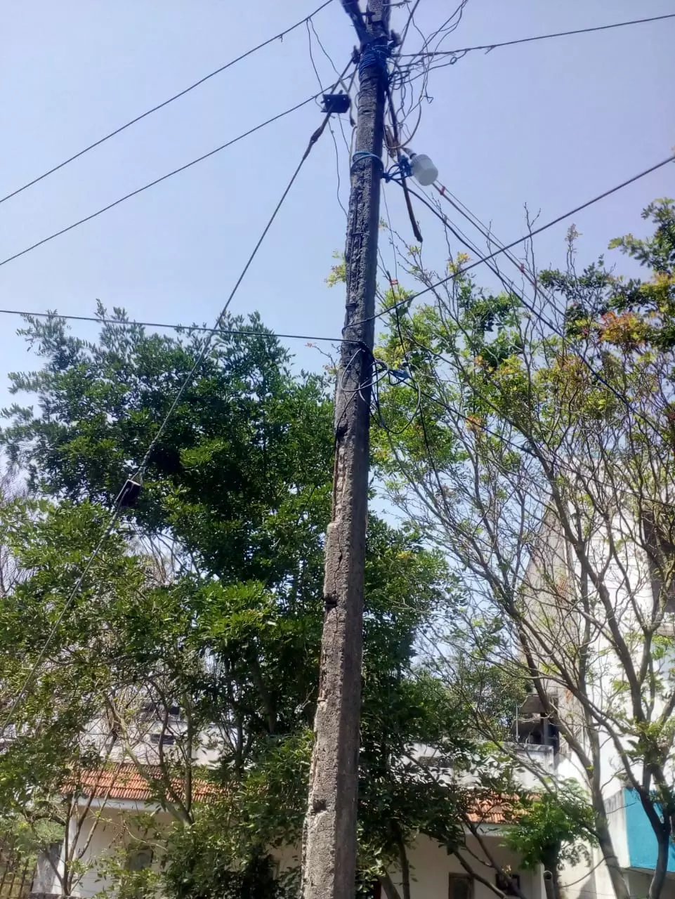 பழுதடைந்த தெரு விளக்கு பழுதடைந்த தெரு விளக்கு