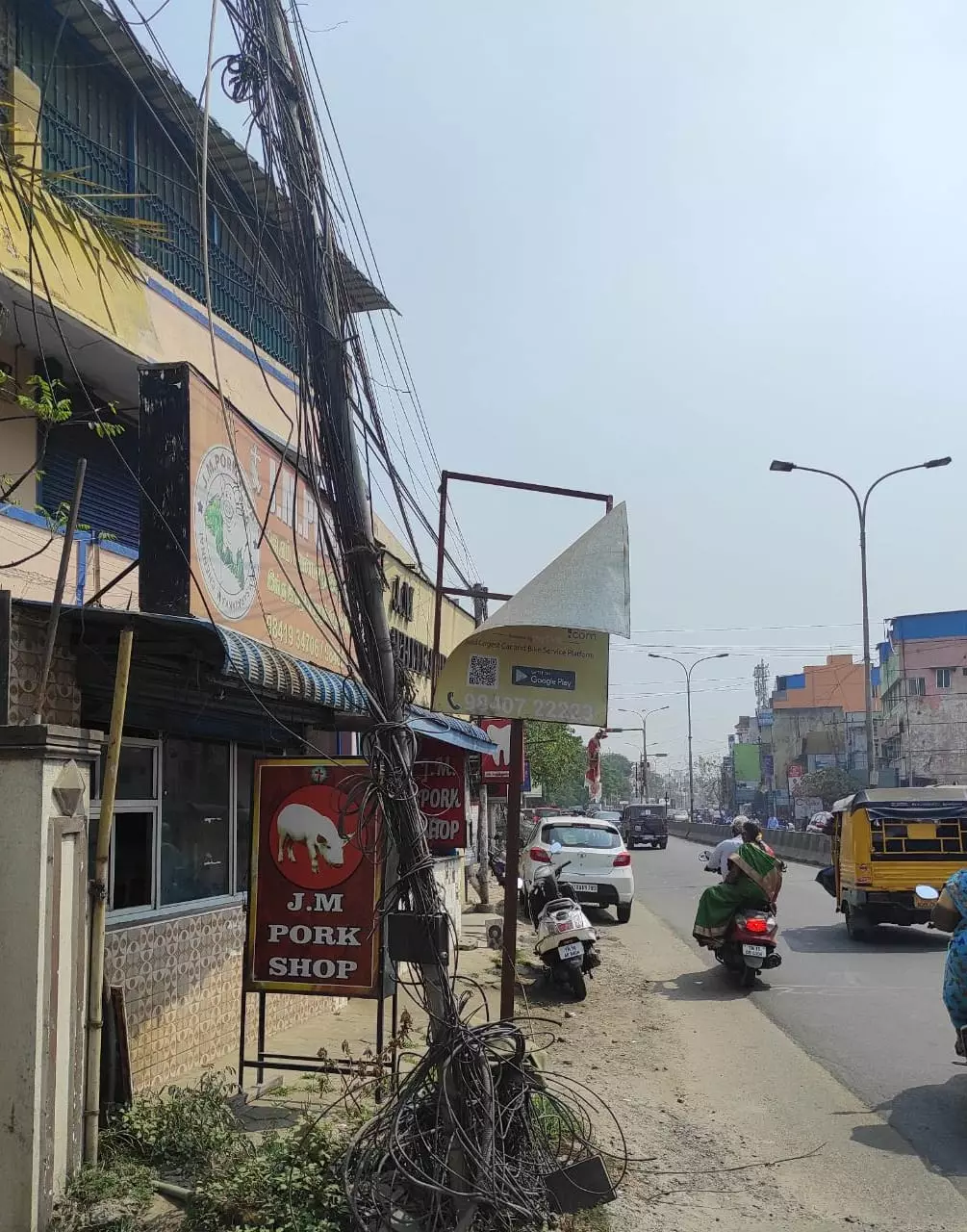 சாய்ந்த நிலையில் மின்கம்பம் சாய்ந்த நிலையில் மின்கம்பம்