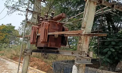 சாய்ந்த நிலையில் டிரான்ஸ்பார்மர் சாய்ந்த நிலையில் டிரான்ஸ்பார்மர்