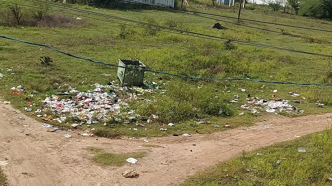 அகற்றப்படாத குப்பைகளால் அலங்கோலம்