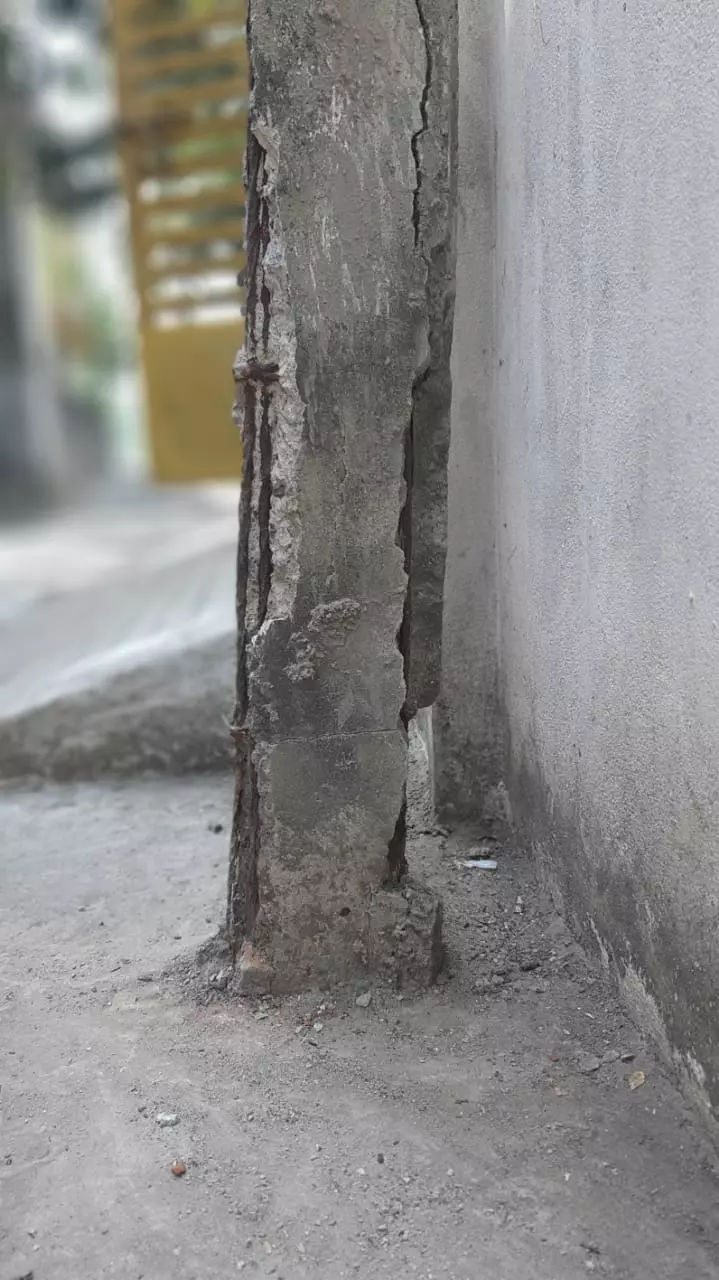 சேதமடைந்த மின்கம்பம் சேதமடைந்த மின்கம்பம்