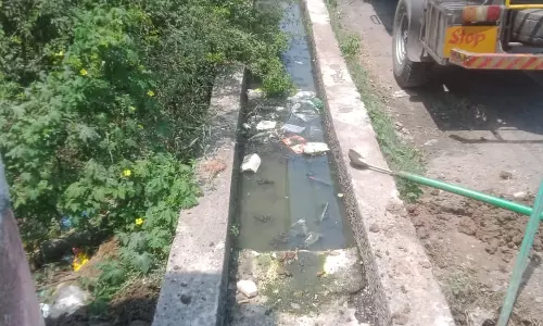 மூடப்படாத மழைநீர் கால்வாய்