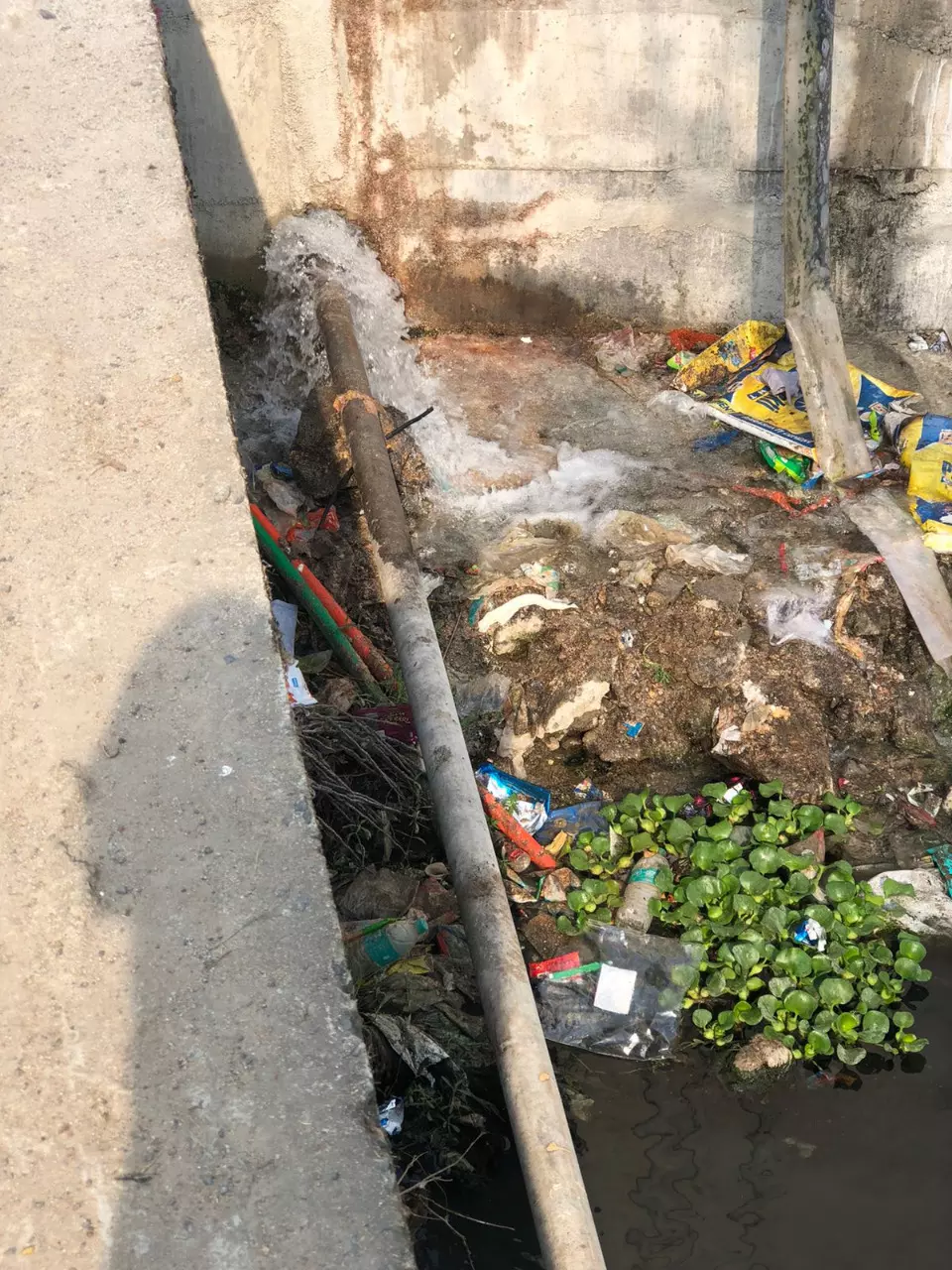 உடைந்த குடிநீர் குழாய்