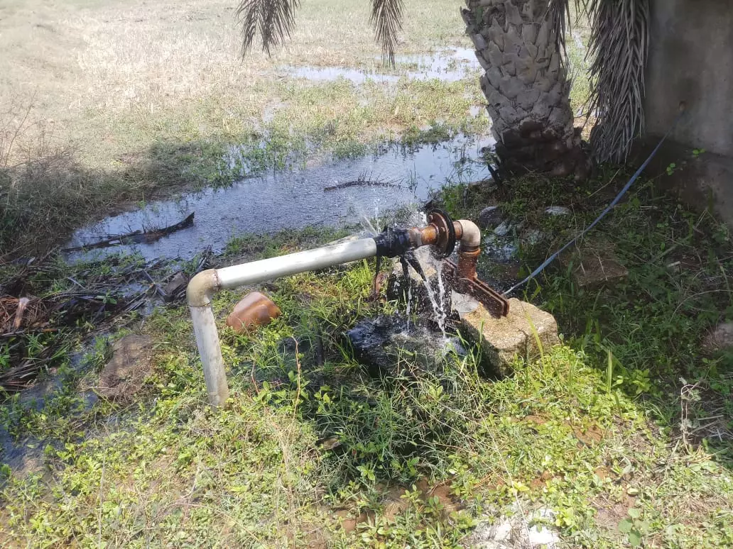 வீணாக வெளியேறும் தண்ணீர் வீணாக வெளியேறும் தண்ணீர்