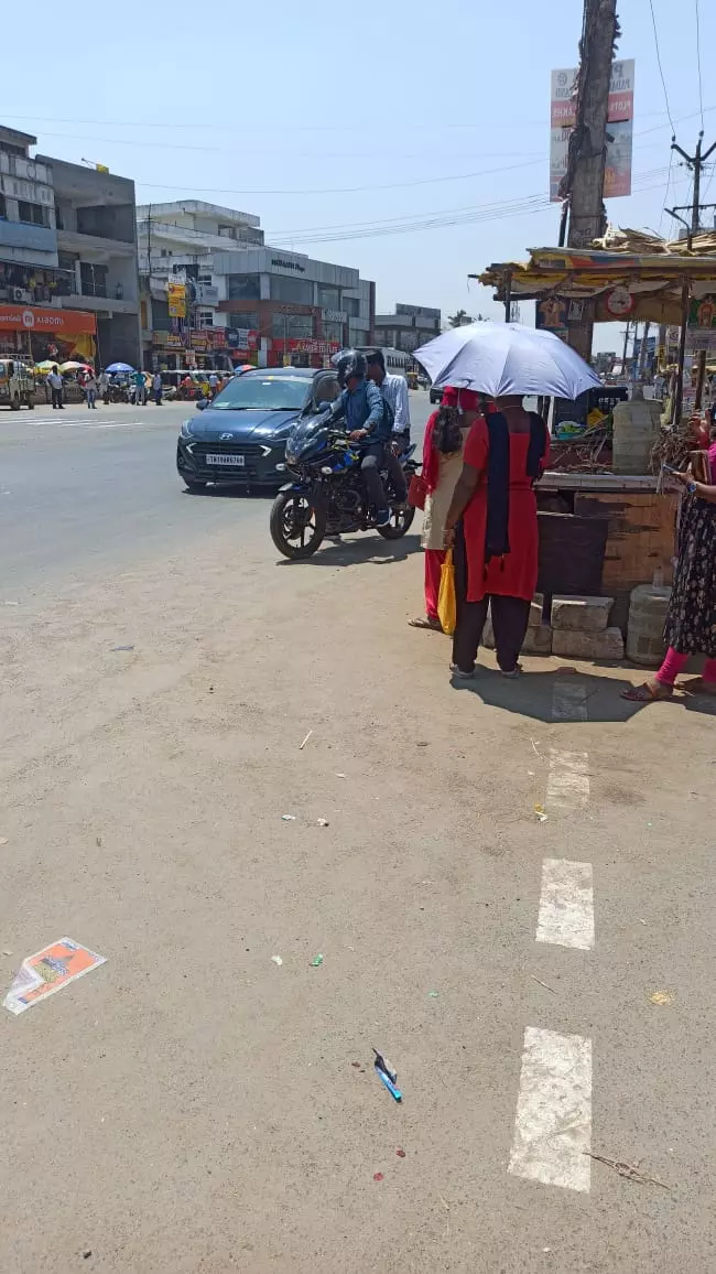 நிழற்குடை இல்லாததால் பயணிகள் சிரமம் நிழற்குடை இல்லாததால் பயணிகள் சிரமம்