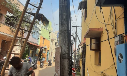 பழுதடைந்த மின்கம்பம் கவனிக்கப்படுமா?