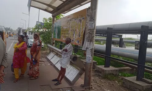 சேதமடைந்த இருக்கைகளால் பயணிகள் அவதி