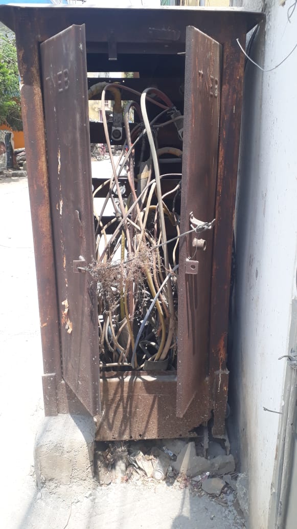 பழுதடைந்த மின் இணைப்பு பெட்டி