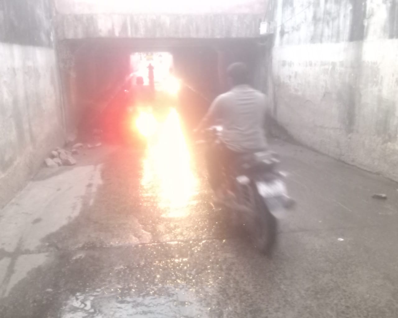 சுரங்கபாதையை சூழ்ந்த கழிவுநீர் சுரங்கபாதையை சூழ்ந்த கழிவுநீர்