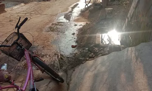 வீணாகும் குடிநீரை கண்டுகொள்ளாதது ஏன்? வீணாகும் குடிநீரை கண்டுகொள்ளாதது ஏன்?