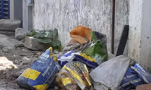 சேதமடைந்த நடைபாதை சீரமைக்கப்படுமா?