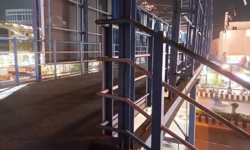 நடைமேம்பாலத்தின் விடிவு எப்போது?