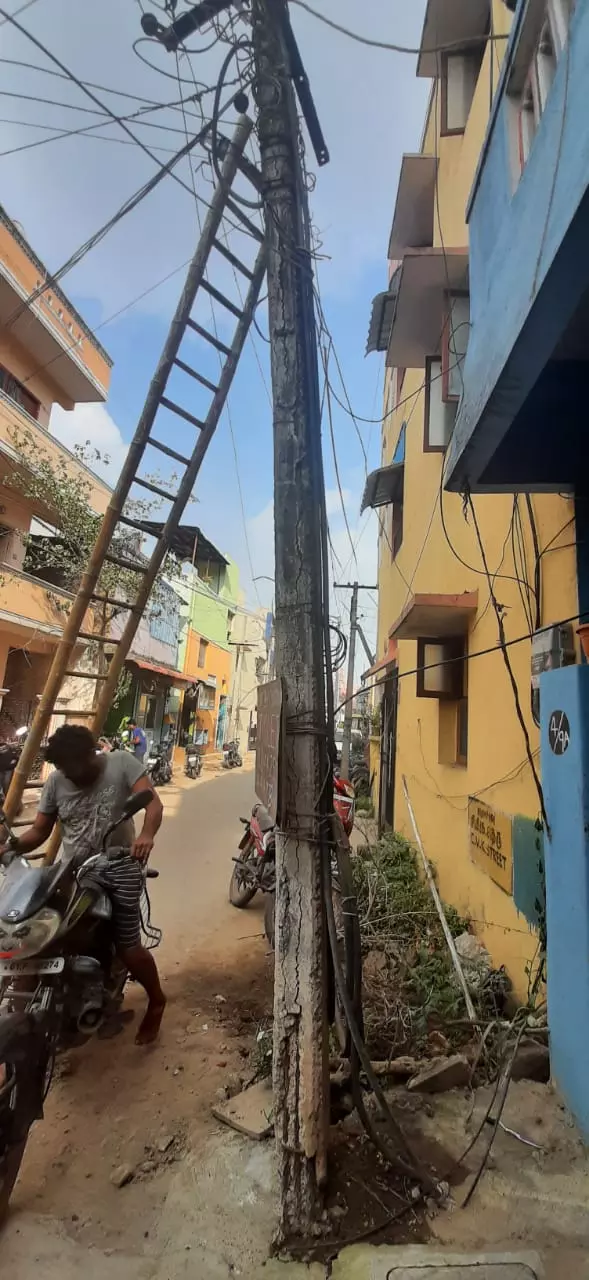 பழுதடைந்த மின்கம்பம் கவனிக்கப்படுமா? பழுதடைந்த மின்கம்பம் கவனிக்கப்படுமா?