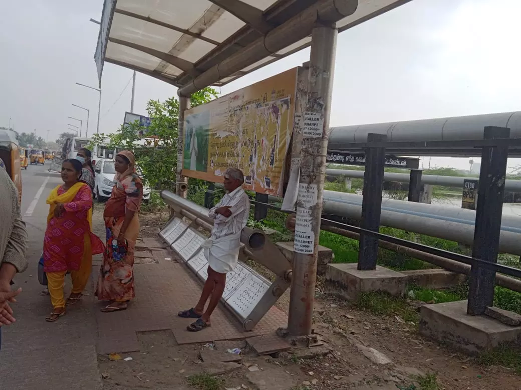 சேதமடைந்த இருக்கைகளால் பயணிகள் அவதி சேதமடைந்த இருக்கைகளால் பயணிகள் அவதி