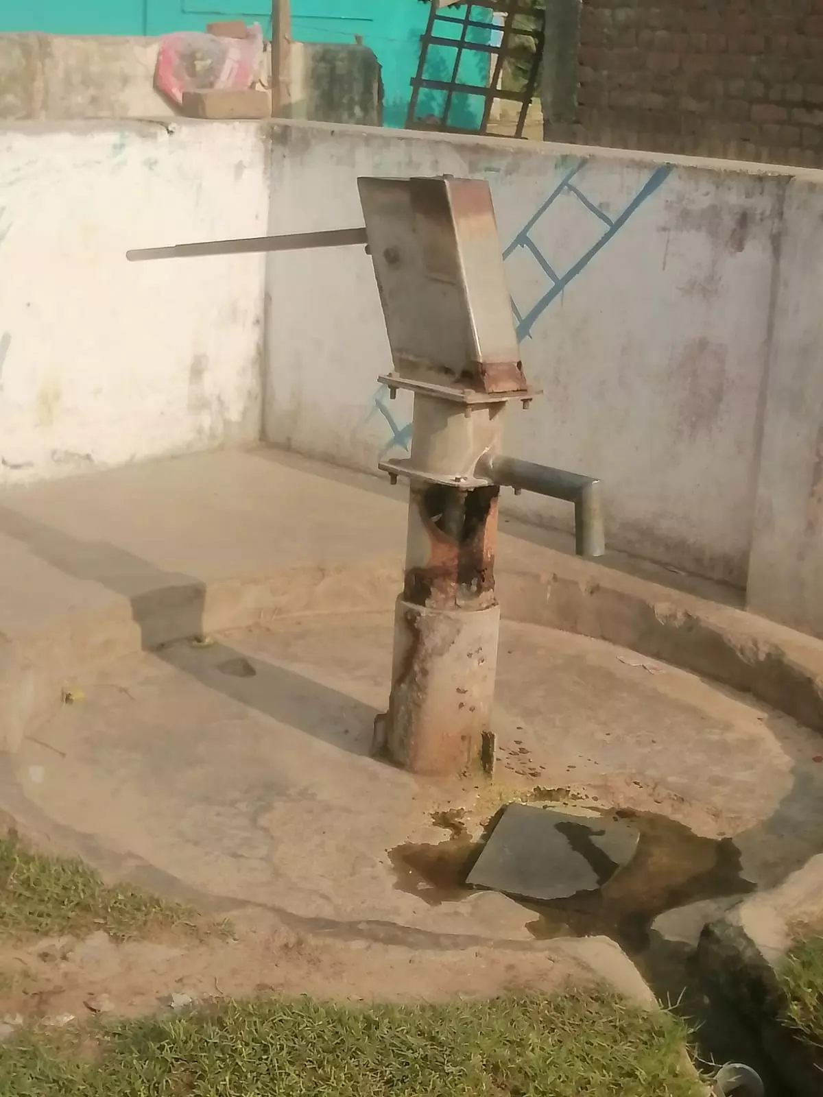 சேதமடைந்த ஆழ்துளை கிணறு சேதமடைந்த ஆழ்துளை கிணறு