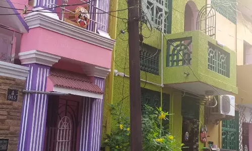 சாய்ந்த மின்கம்பத்தால் ஆபத்து சாய்ந்த மின்கம்பத்தால் ஆபத்து