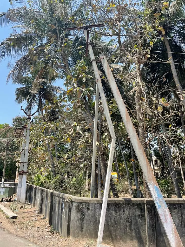 அபாயகரமான மின்கம்பம்