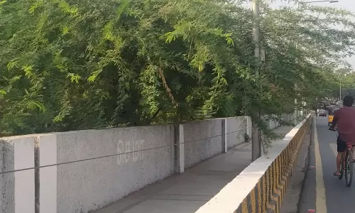 நடைபாதையில் இடையூறு