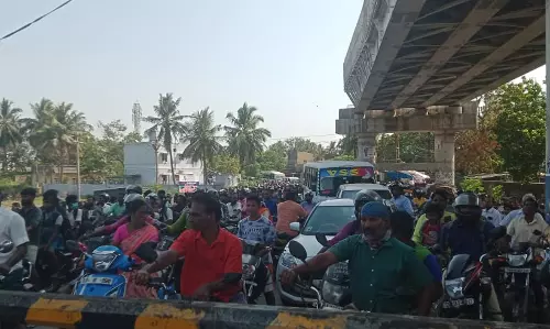 மந்தமான மேம்பால பணி ; போக்குவரத்து நெரிசலில் மக்கள்