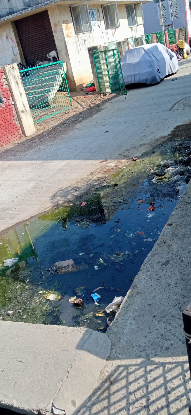 கால்வாயில் அடைப்பு ; சாலையில் கழிவுநீர்