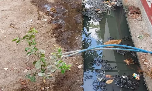 சாலையில் தேங்கும் கழிவுநீர்