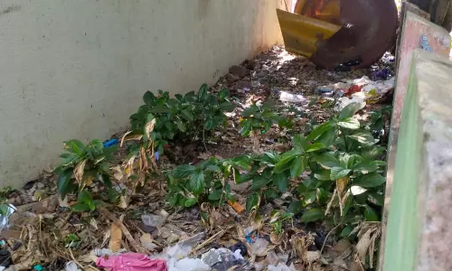 குப்பைகளால் சூழ்ந்த அங்கன்வாடி