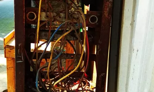 ஆபத்தான மின் இணைப்பு பெட்டி