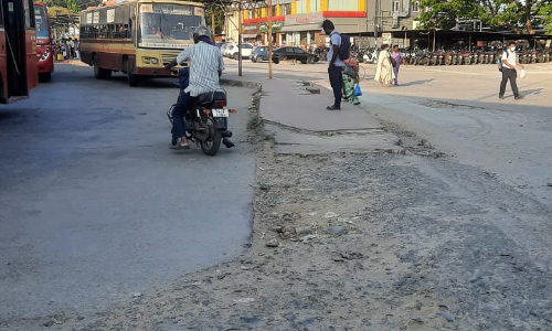 சேதமடைந்த சாலை சேதமடைந்த சாலை