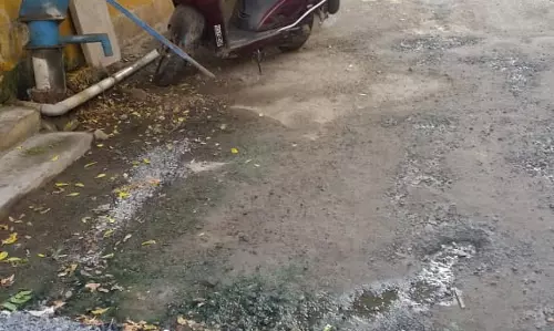 அடிபம்பின் உடைந்த கைப்பிடி