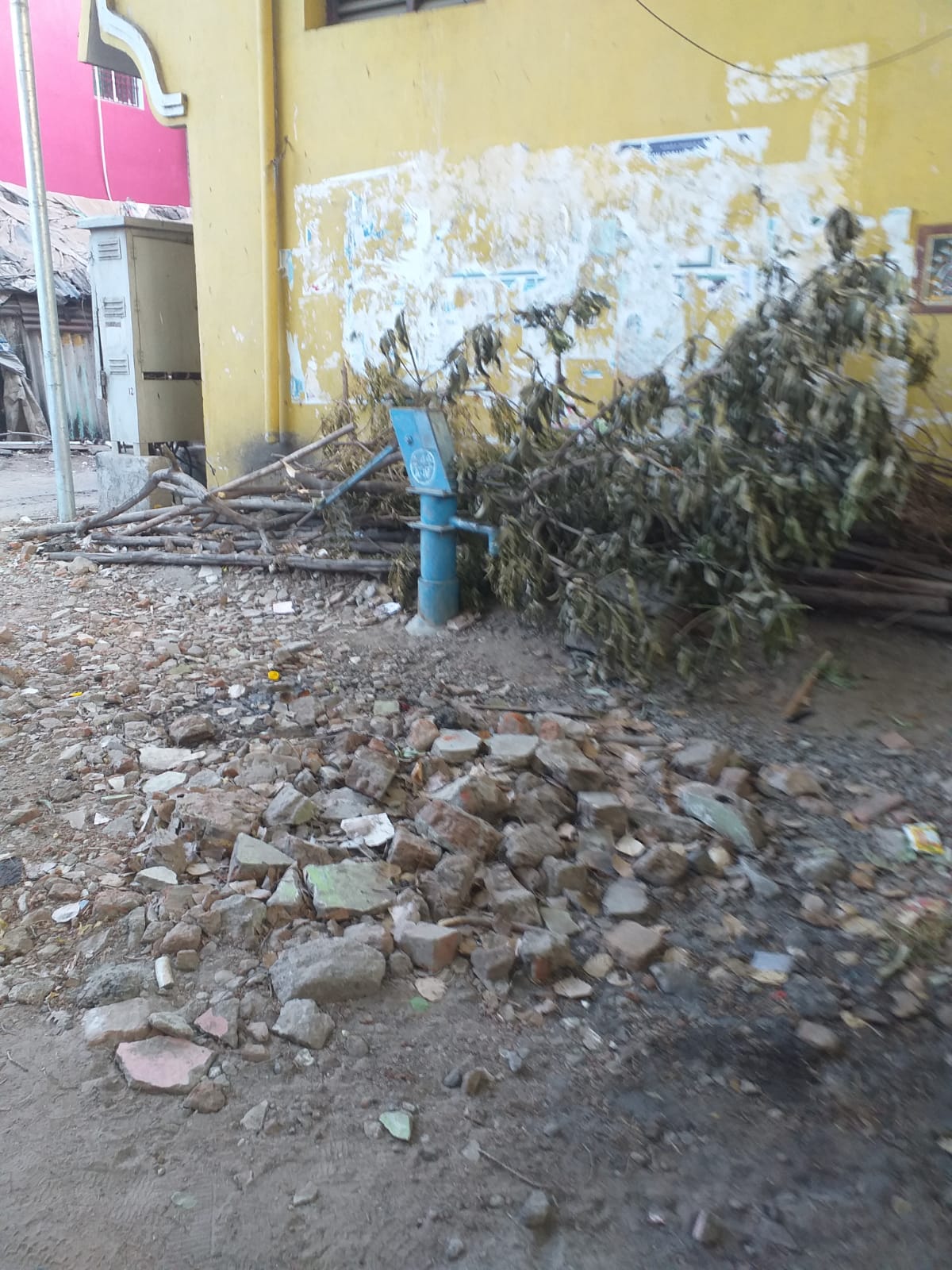 ஜல்லிகளால் அலங்கோலமாகும் சாலை ஜல்லிகளால் அலங்கோலமாகும் சாலை