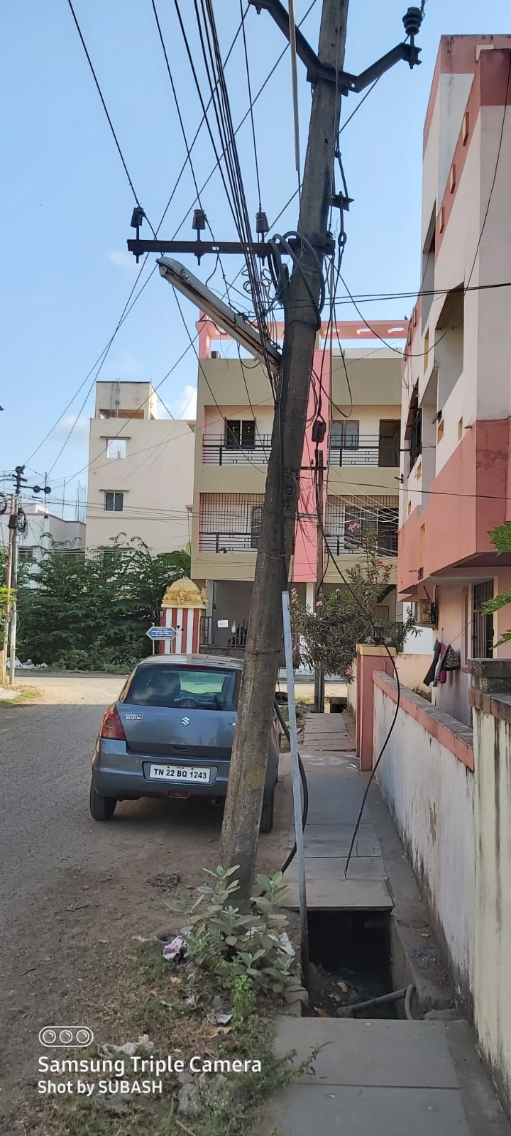 சாய்ந்த மின்கம்பத்தால் ஆபத்து